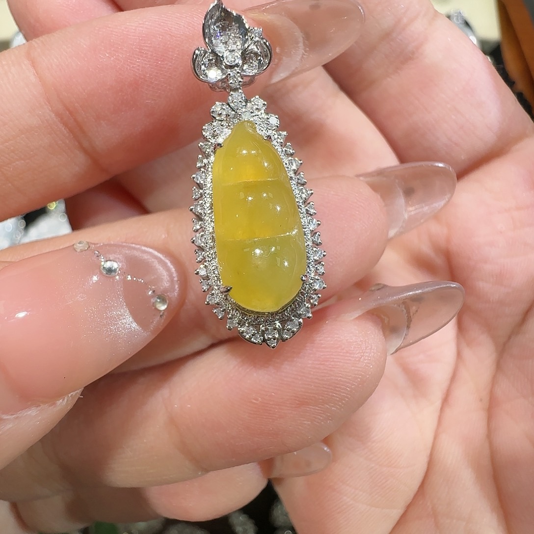 【闪购商品】颈饰18K金镶嵌翡翠