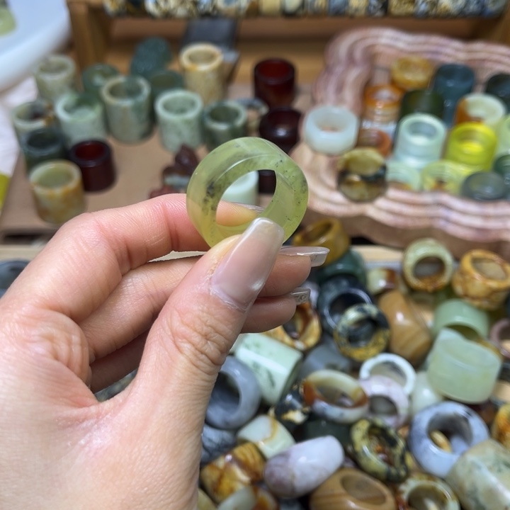 蛇纹石玉未镶嵌戒圈