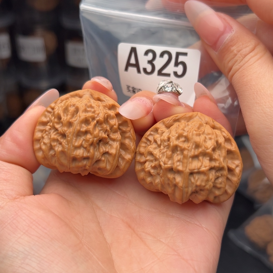 文玩核桃吊坠三角白43+