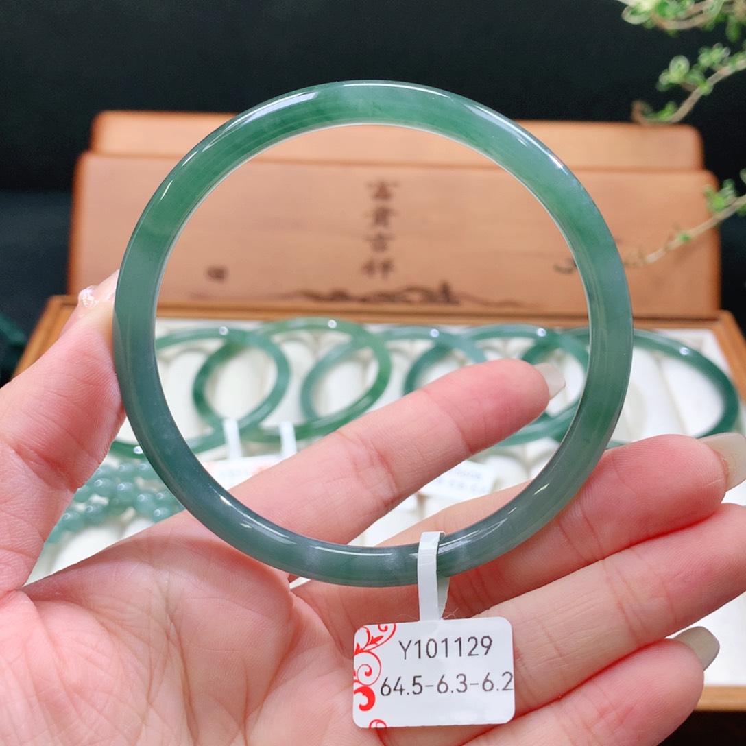 翡翠手镯未镶嵌天然