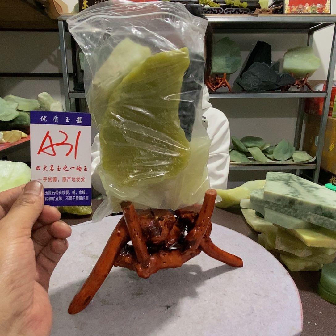 未镶嵌蛇纹石玉原石源