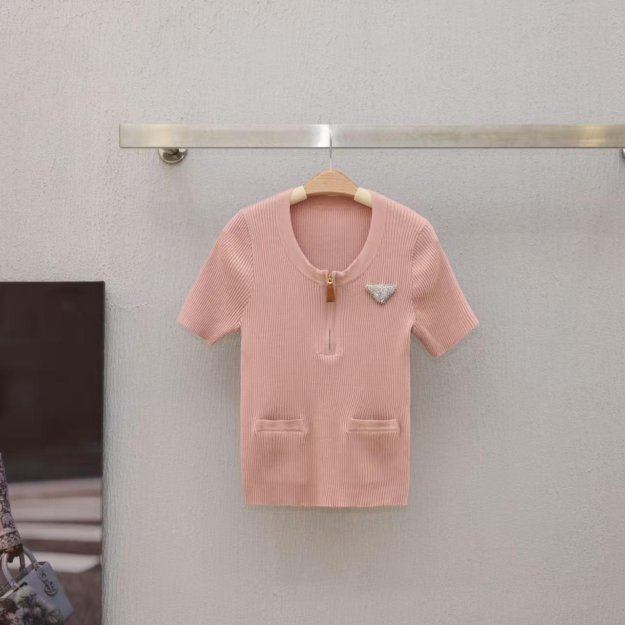 【晨老板】~ceilina【韵致柔影】时尚拉链圆领短袖针织上衣69257072