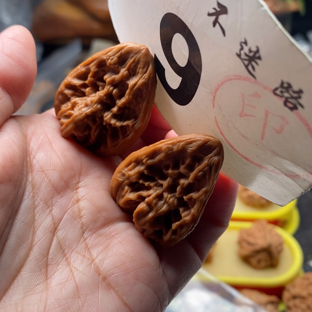 把件文玩核桃红狮子佛肚