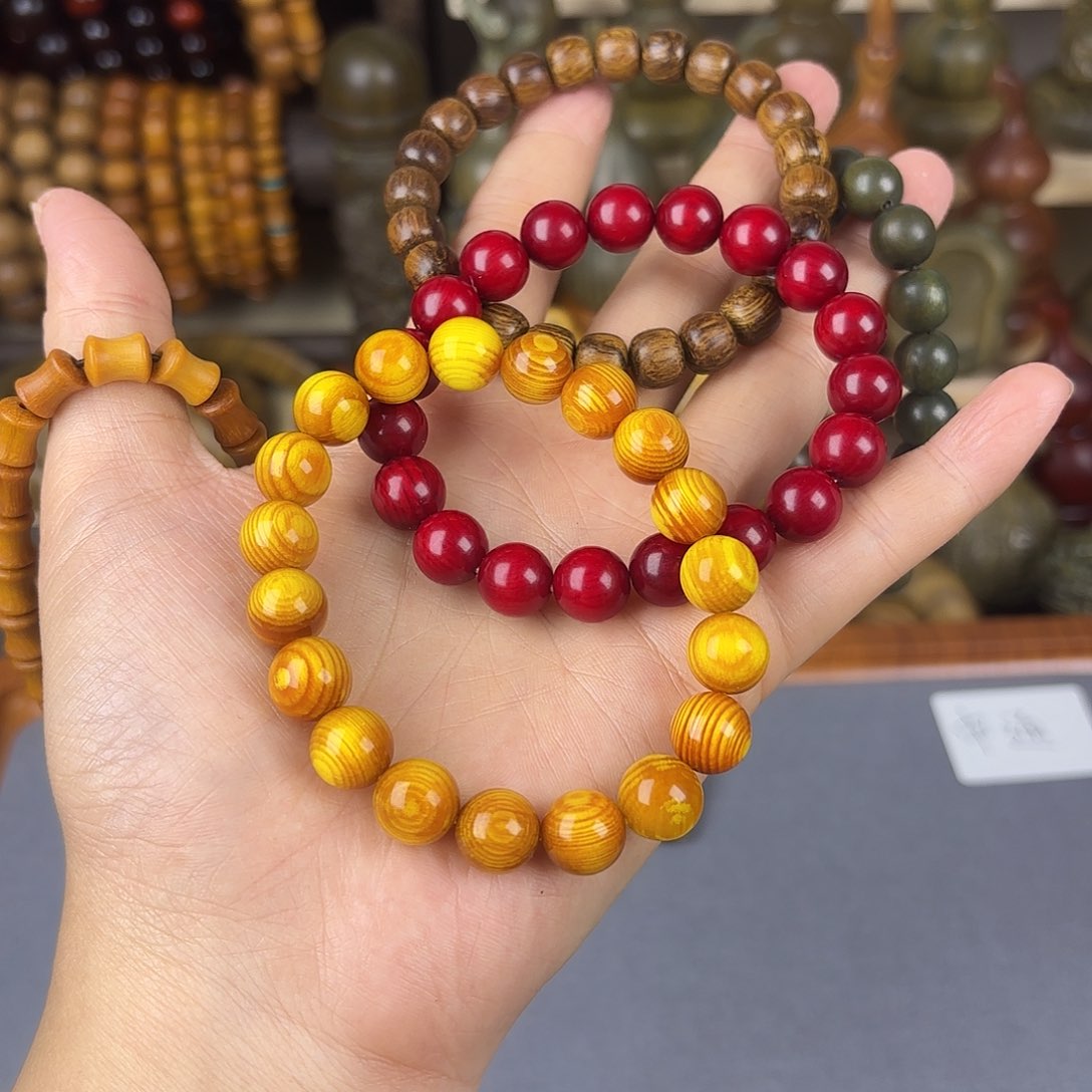 余**长琥珀木两条，巴布亚贡木1条，绿檀，药香