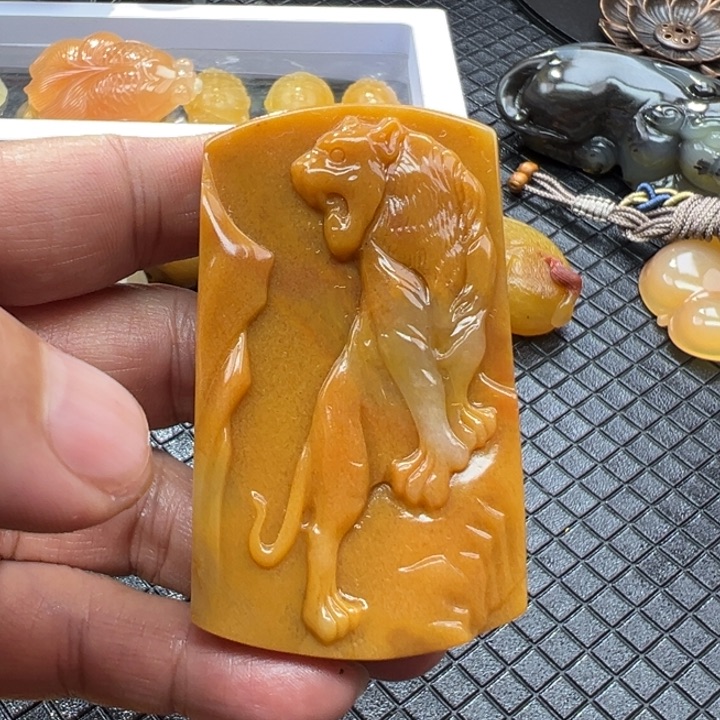 石英质玉（黄龙玉）颈饰未镶嵌