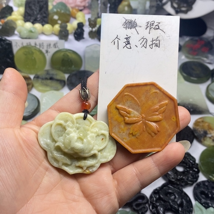 蛇纹石玉颈饰合金