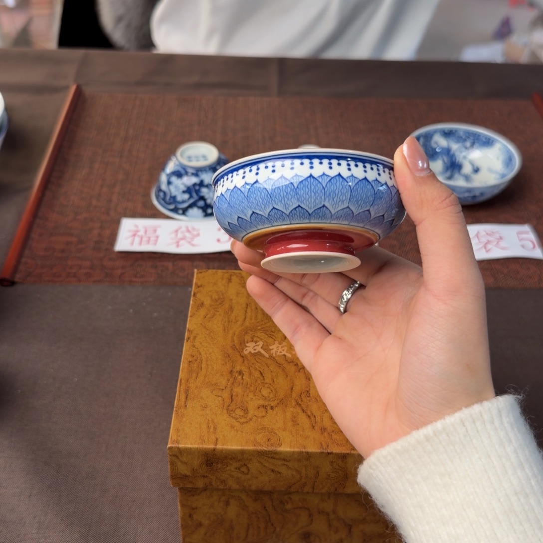 瓷片青花釉料为金色的瓷器