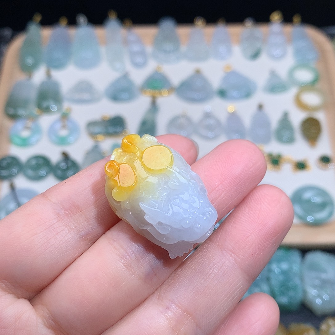 翡翠颈饰未镶嵌吊坠