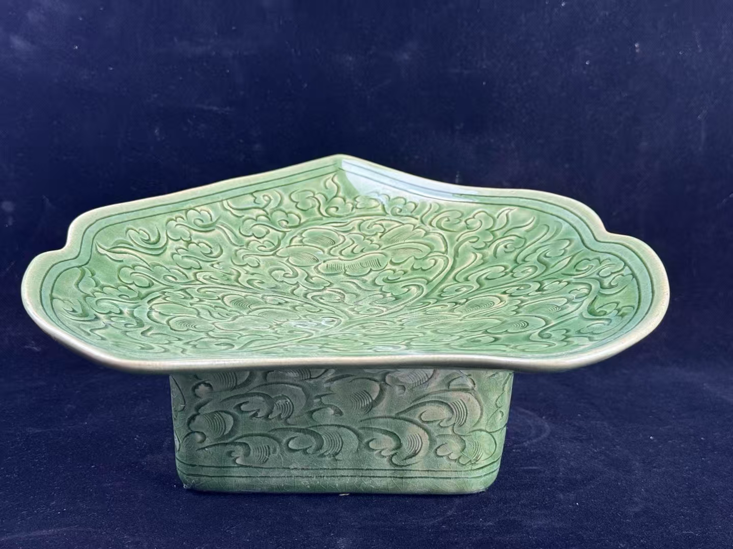 吉州窑绿釉刻花叶瓷枕