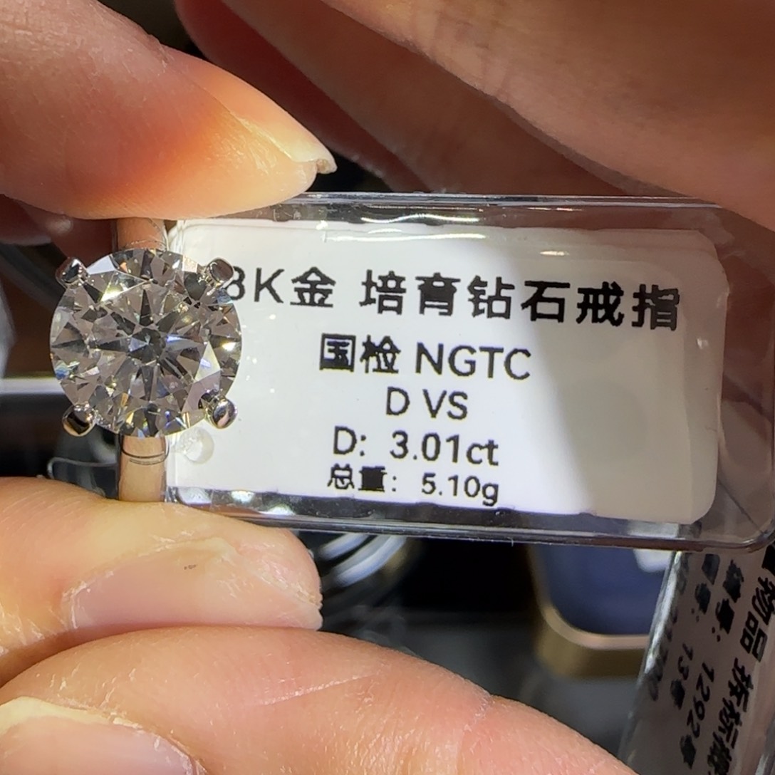 实验室培育钻石18K金镶嵌是****吖卡家四爪12号3卡
