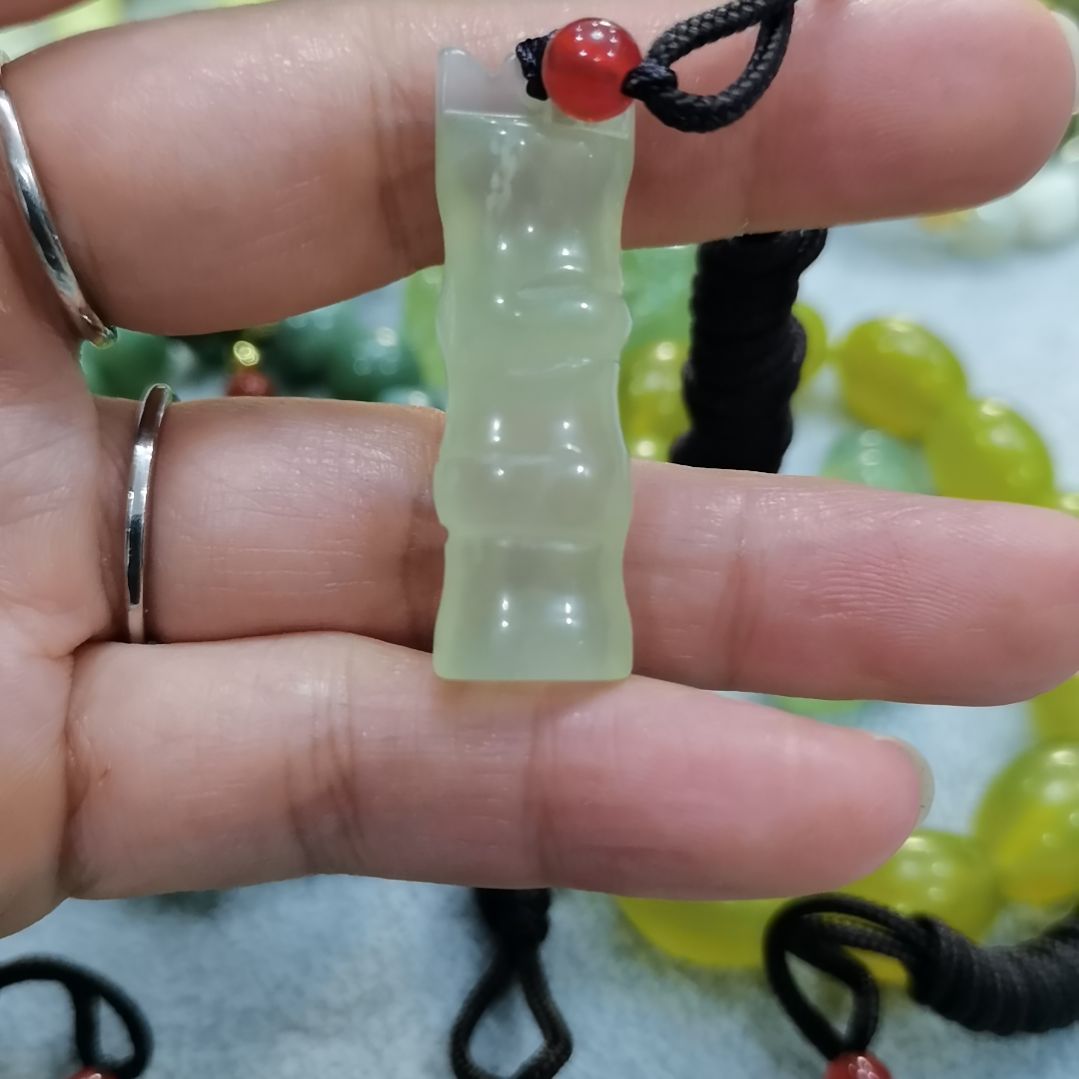 未镶嵌蛇纹石玉吊坠