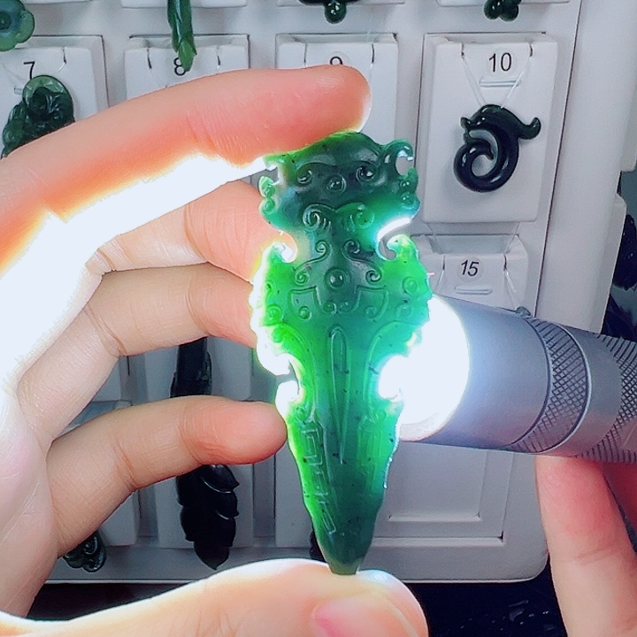 蛇纹石玉颈饰未镶嵌