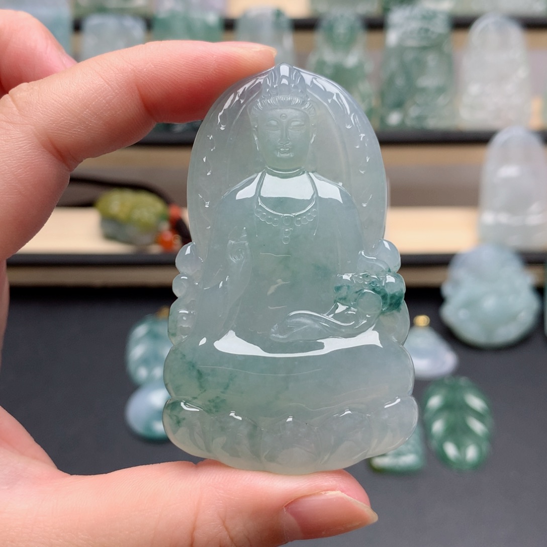 翡翠未镶嵌颈饰是***错素衣