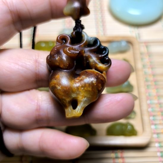 蛇纹石玉未镶嵌颈饰