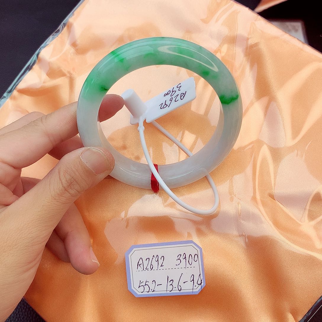 翡翠手镯未镶嵌翡翠