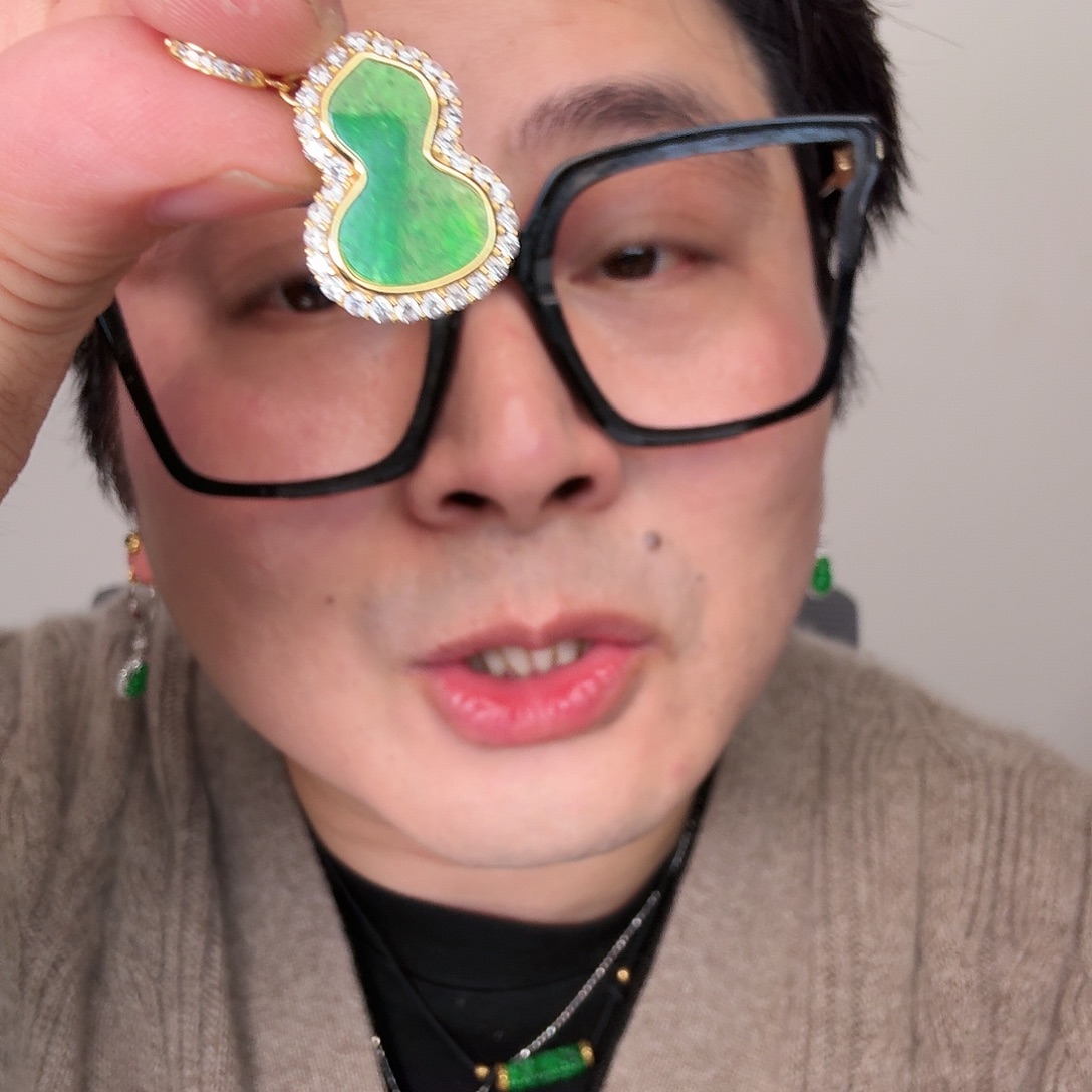 翡翠未镶嵌颈饰一件