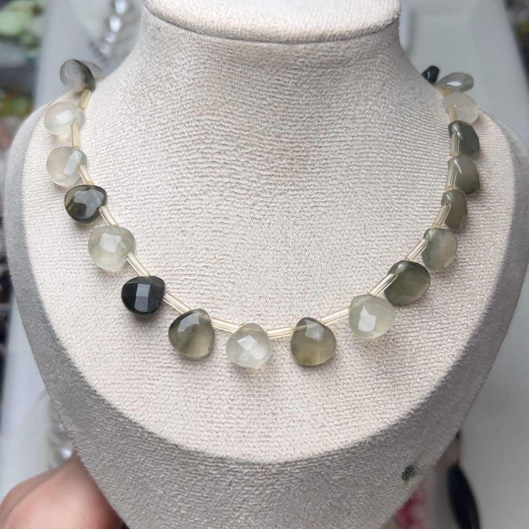 玛瑙/玉髓合金珠宝半成品K606。10mm天然绿兔毛边孔刻面一条