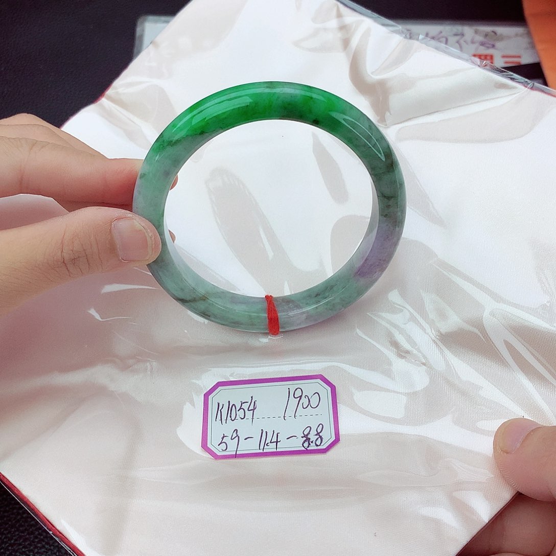 翡翠手镯未镶嵌翡翠