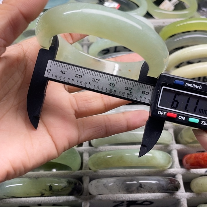 蛇纹石玉未镶嵌手镯270