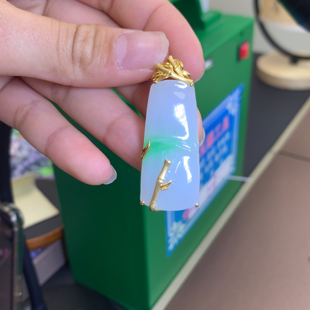 翡翠颈饰18K金镶嵌翡翠