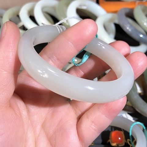 和田玉手镯未镶嵌