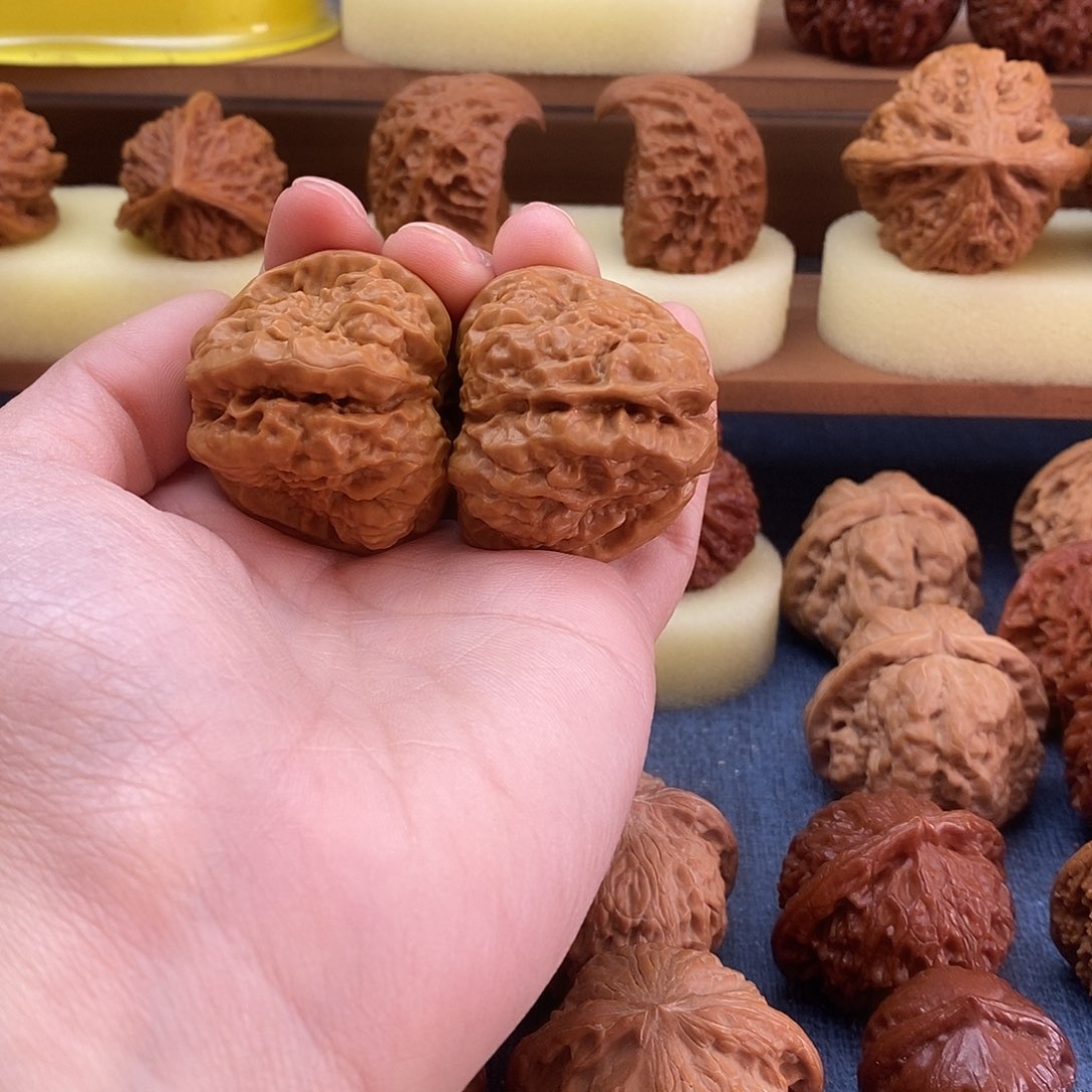 蛤蟆头文玩核桃打底