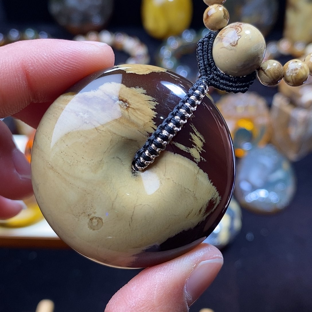 琥珀颈饰未镶嵌31克奶油根溶洞平安扣