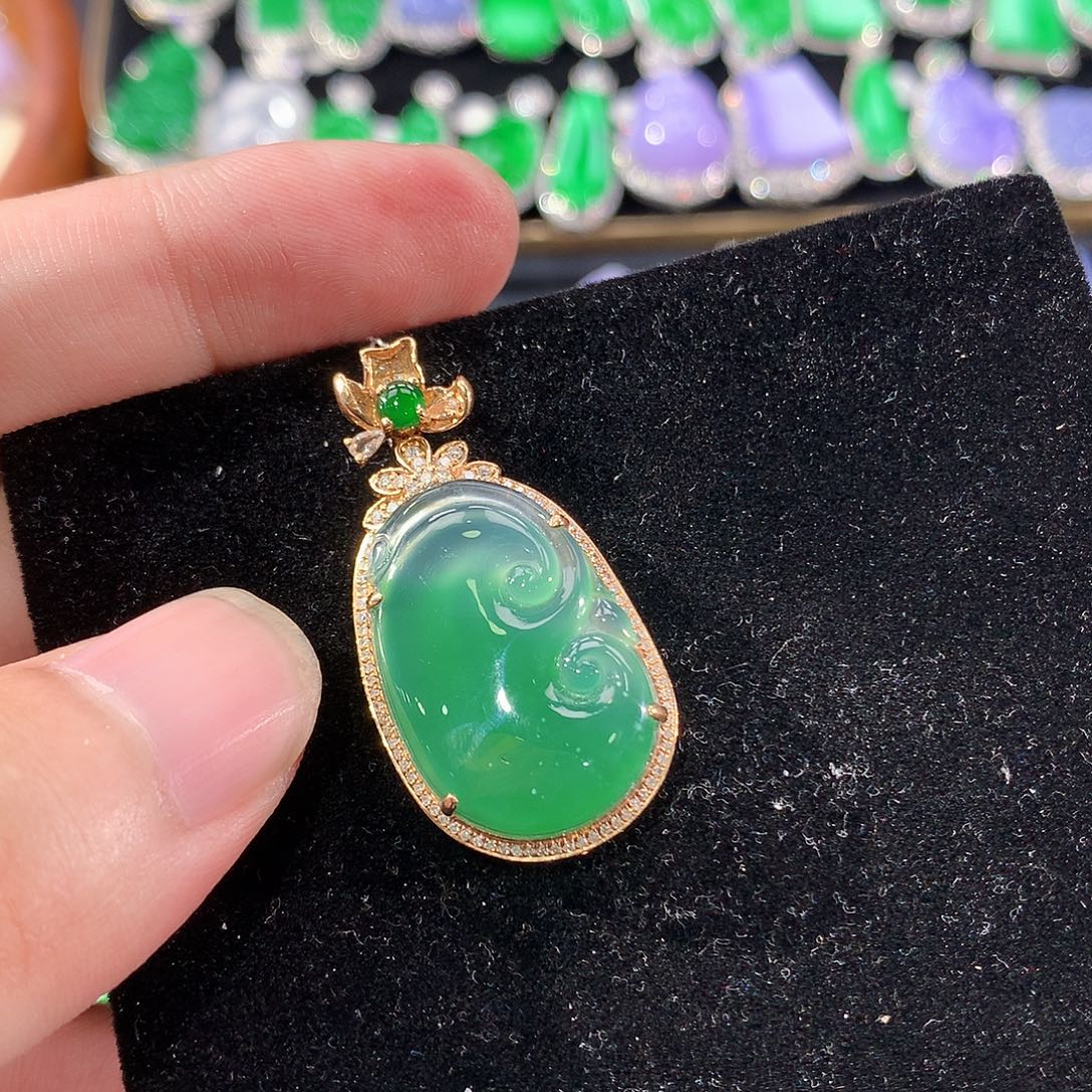 翡翠18K金镶嵌颈饰