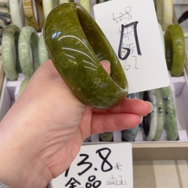 蛇纹石玉手镯未镶嵌