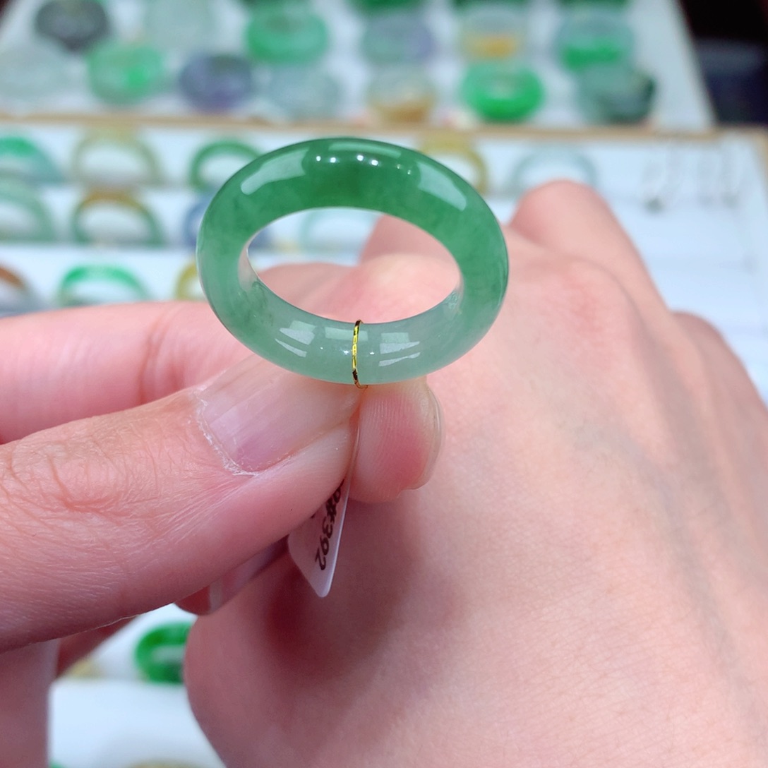 翡翠戒指未镶嵌啵****?13-14号冰润飘绿
