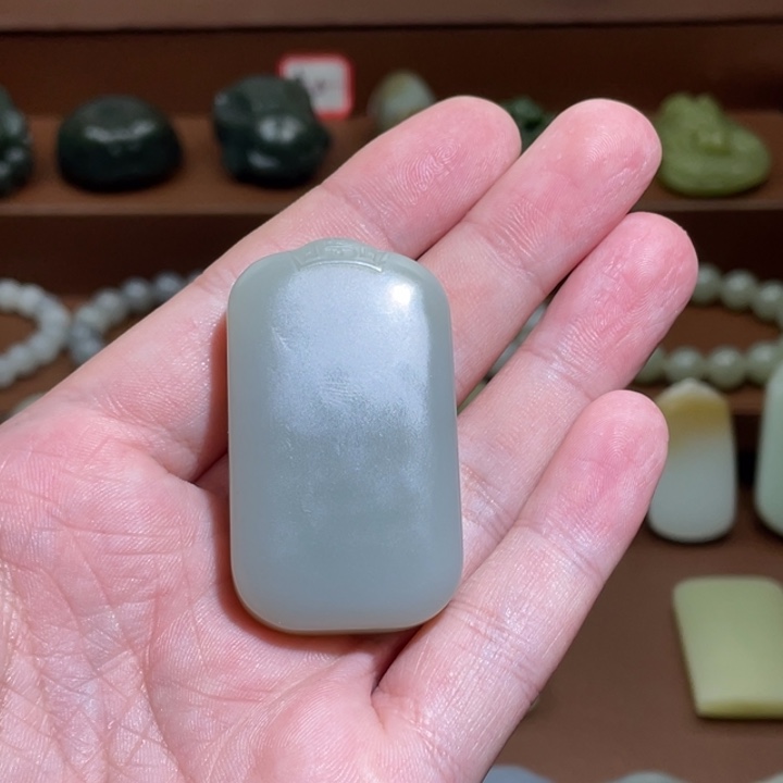 抬***光和田玉未镶嵌颈饰