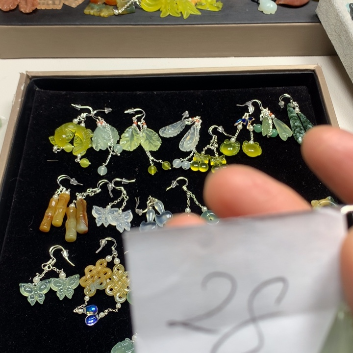 蛇纹石玉耳钉足银镀金镶嵌姐****?