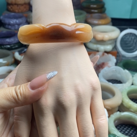 未镶嵌雕花手镯石英质玉
