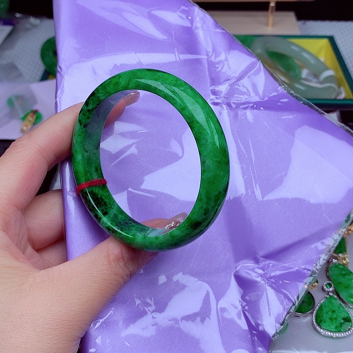 翡翠手镯未镶嵌翡翠