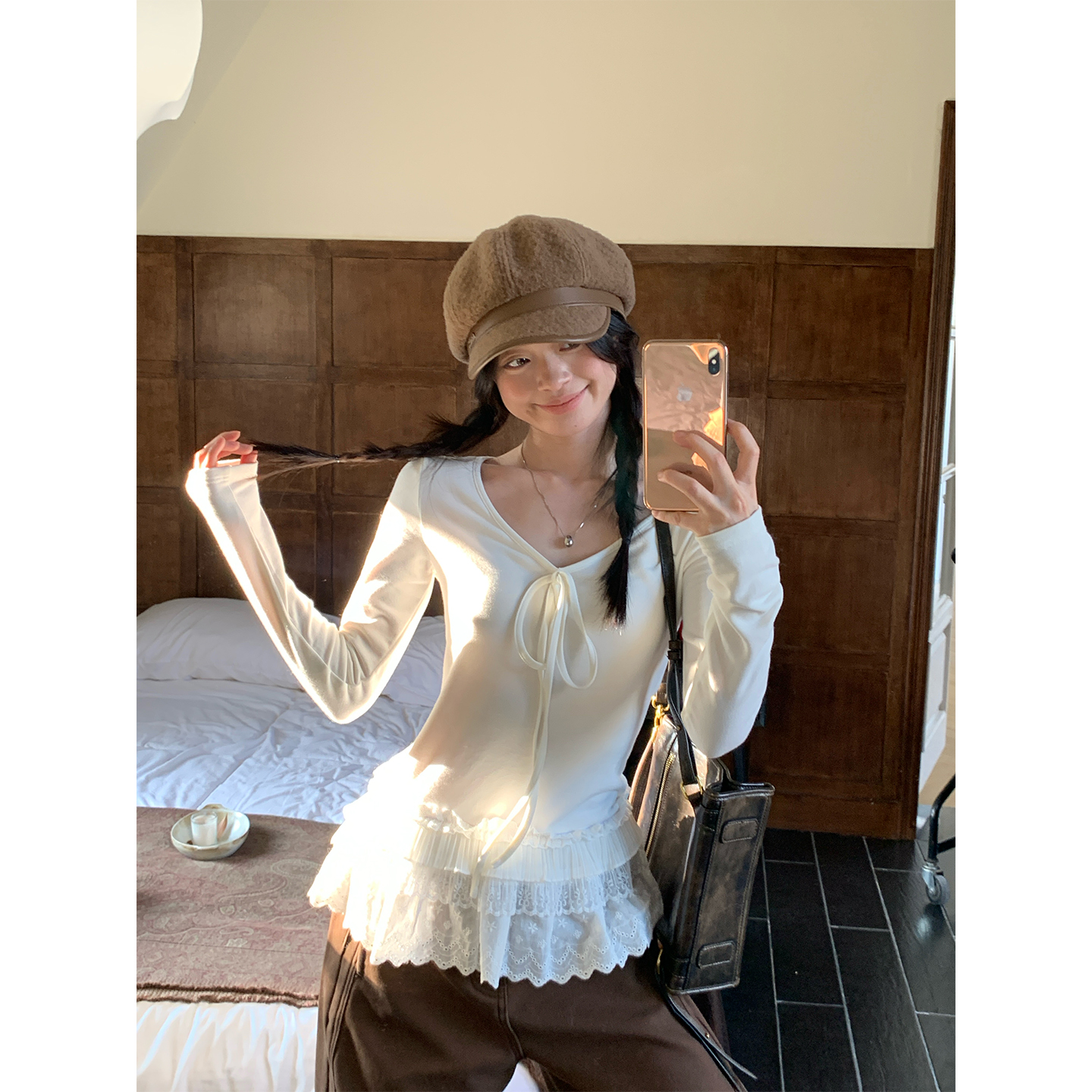 宋正恩11/18 10:00A【奶白系带V领蕾丝拼接修身长袖打底衫】AA27205