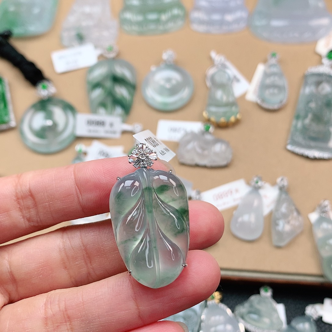 翡翠颈饰18K金镶嵌叶子
