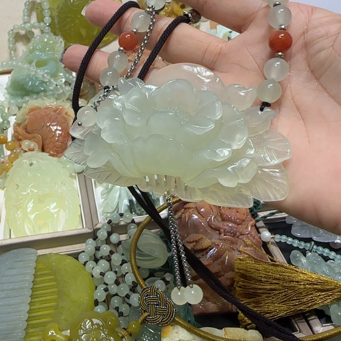 未镶嵌蛇纹石玉吊坠佳