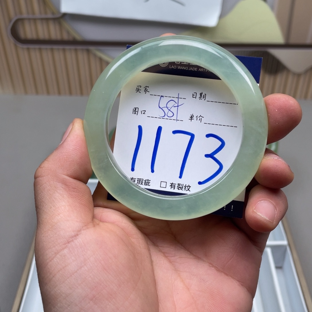 岫玉手镯手镯未镶嵌