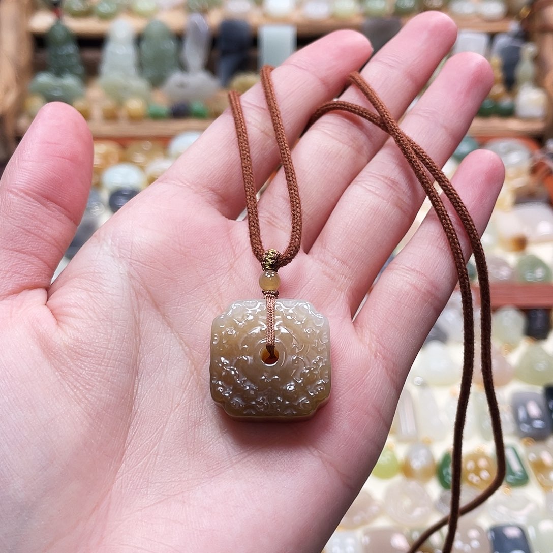 和田玉未镶嵌吊坠(赠链)