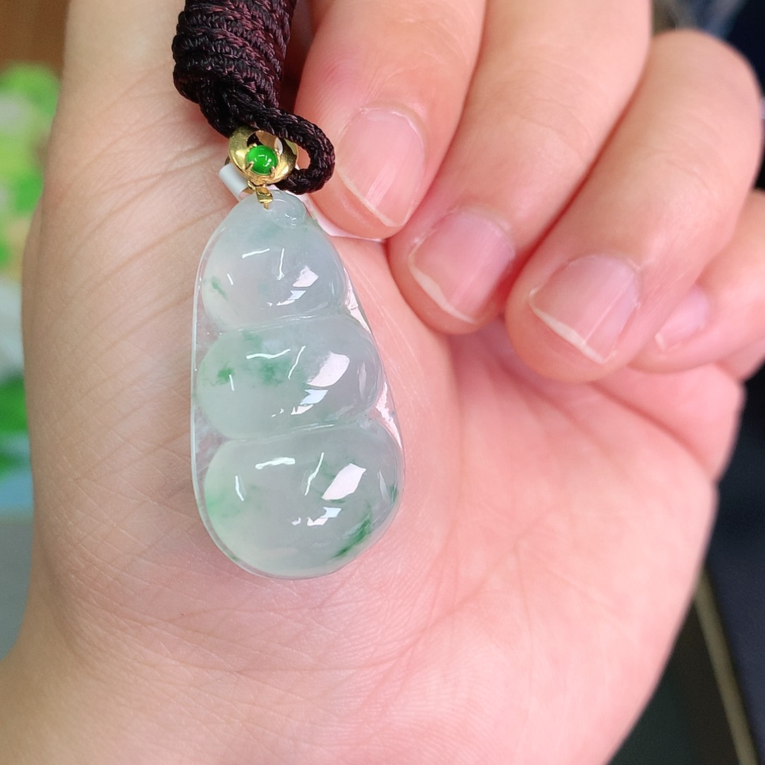 翡翠颈饰18K金镶嵌冰胶飘阳绿大豆子