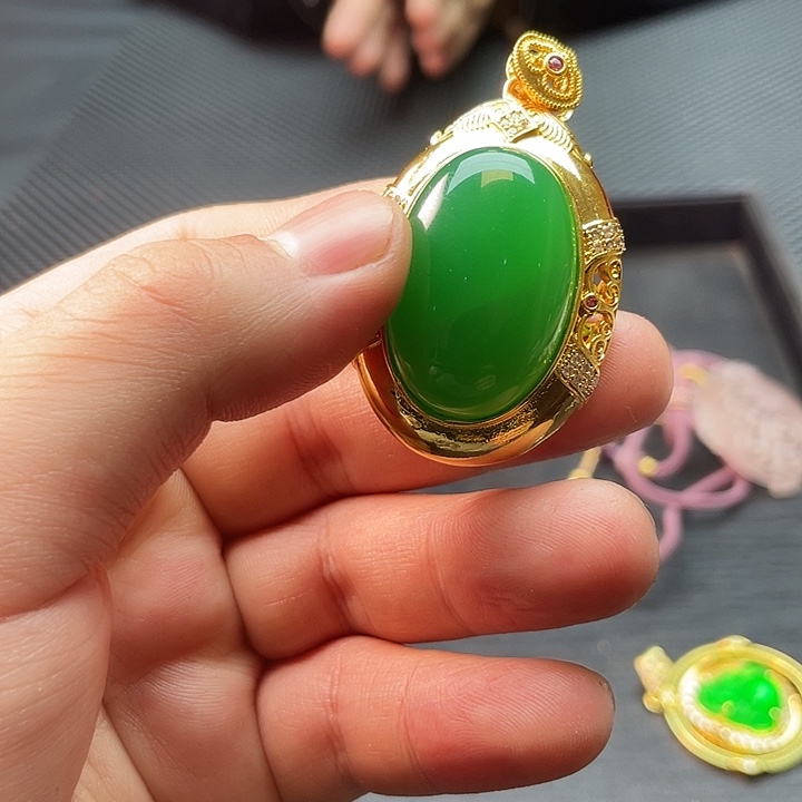 翡翠颈饰未镶嵌嗷嗷