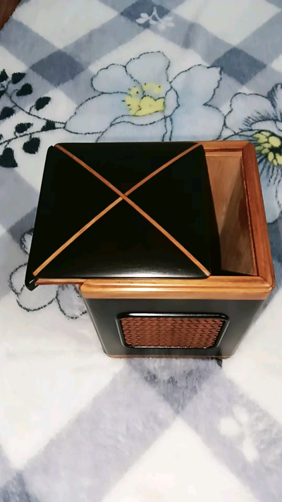 紫光檀镶嵌黄檀茶叶罐