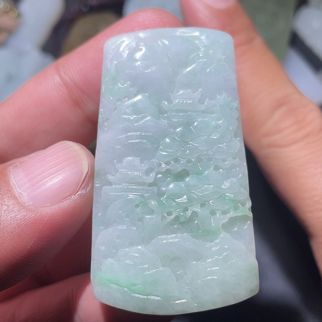 翡翠未镶嵌颈饰山水