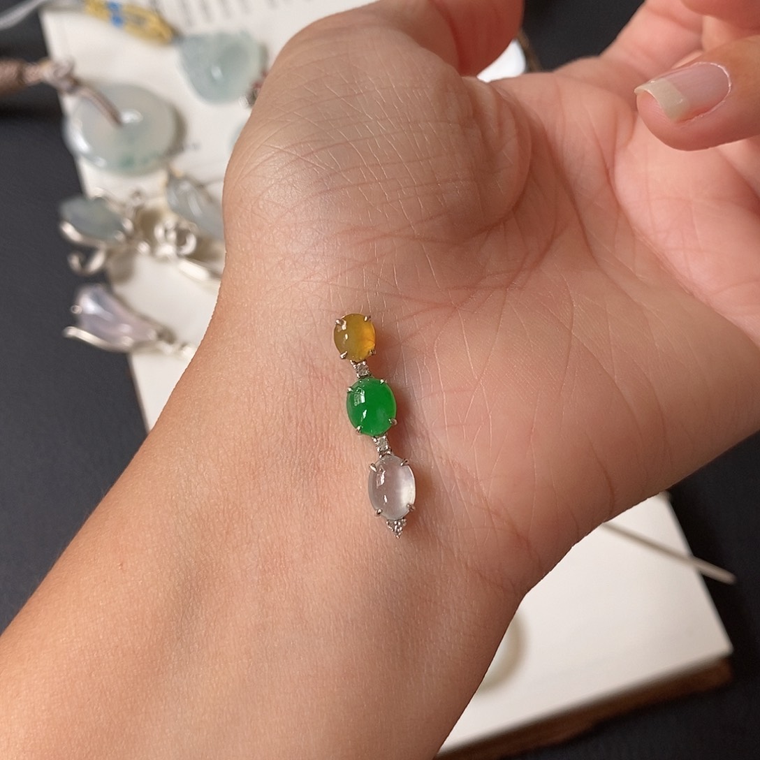 翡翠18K金镶嵌颈饰三色蛋面吊坠