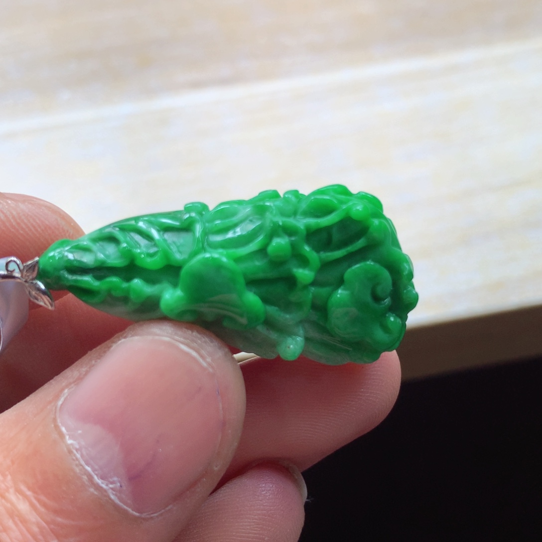 翡翠18K金镶嵌颈饰吊坠