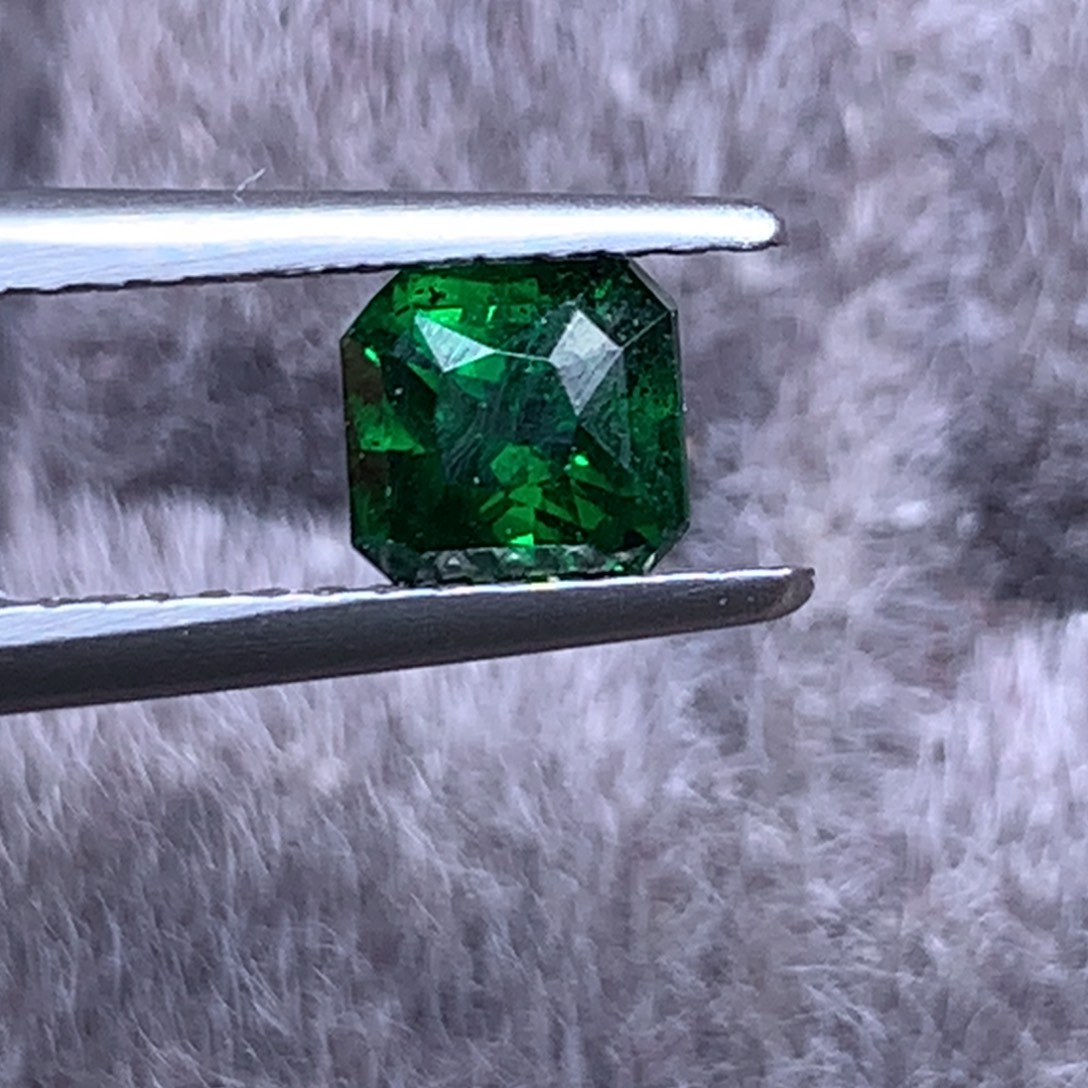 裸石石榴石（沙弗莱）未镶嵌0.77克拉卡扎尼