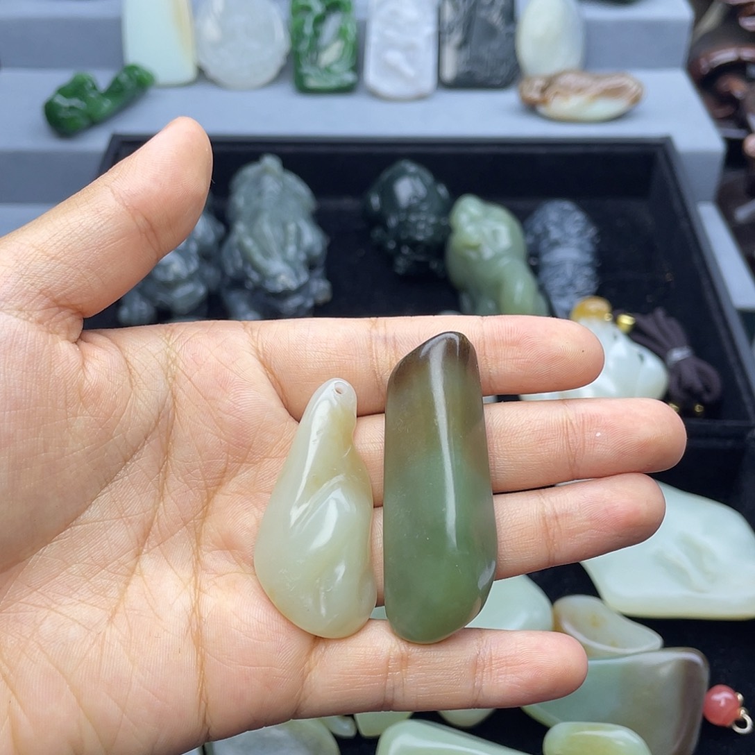 赵***刀颈饰未镶嵌和田玉
