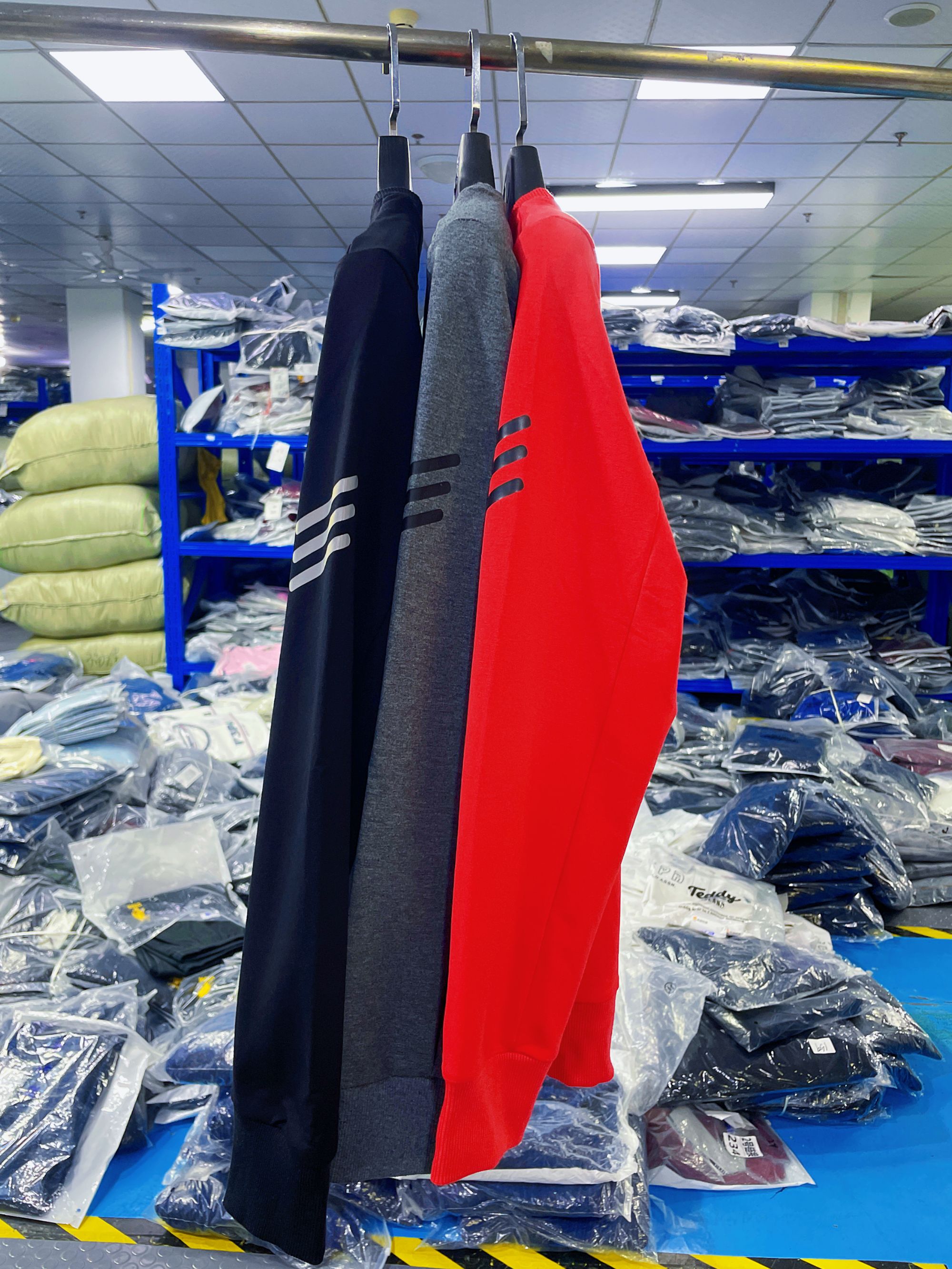 新款三条杠刺绣卫衣