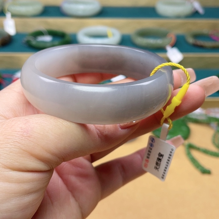 和田玉手镯56圈口。编号2未镶嵌