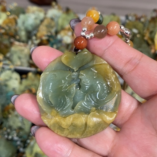 蛇纹石玉未镶嵌颈饰